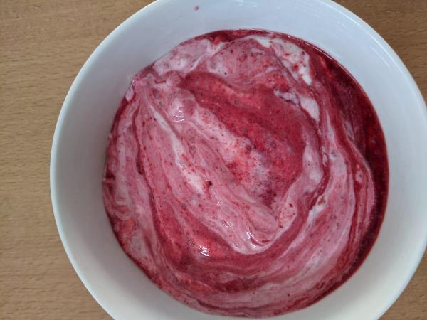 Himbeermus auf Joghurt mit Sahne