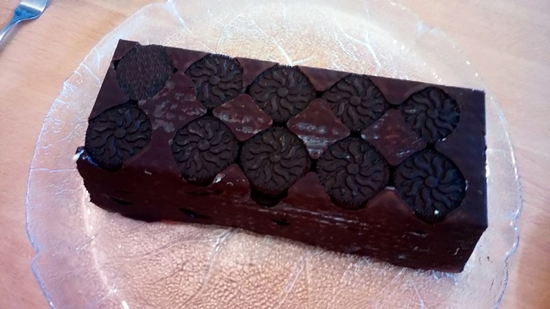 Kalter Hund mit Oreo Keksen