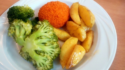 Kartoffelspalten mit Brokkoli und Backcamembert