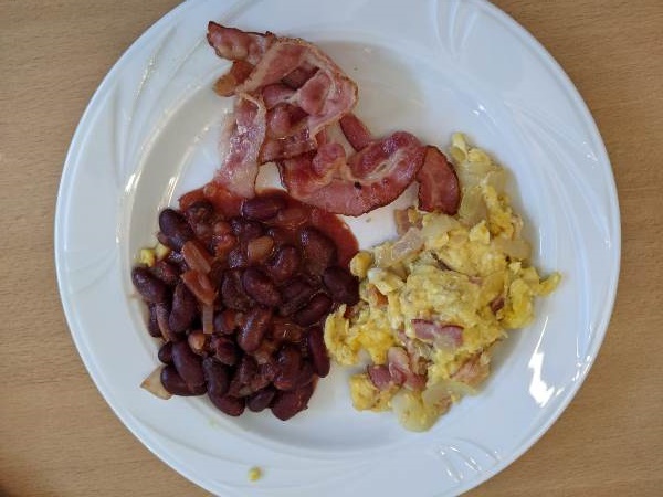 Rührei mit Bohnen und Speck