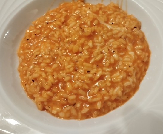 Tomaten-Risotto mit Basilikum und Mozzarella